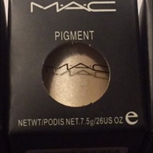 NWT MAC pigment color blanc type